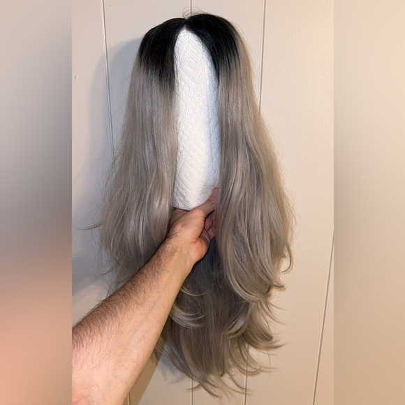 Long Wavy Ombré Gray Wig - Picture 3 of 4